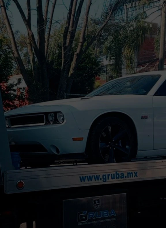 Grúa de plataforma trasladando un vehículo